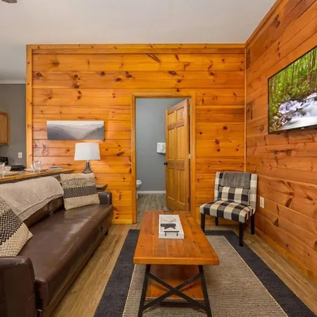 Smores Retreat - Minutes From Pf Parkway! Hot Tub And Fire Pit! Pigeon Forge Exterior photo