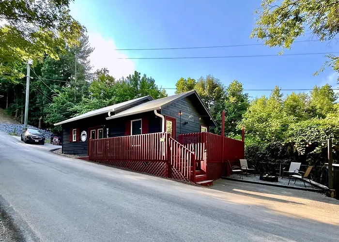 Smores Retreat - Minutes From Pf Parkway! Hot Tub And Fire Pit!
