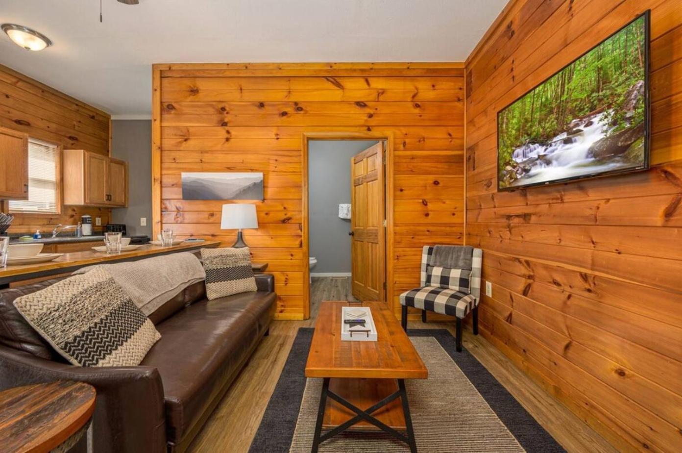 Holiday home Smores Retreat - Minutes From Pf Parkway! Hot Tub And Fire Pit! *