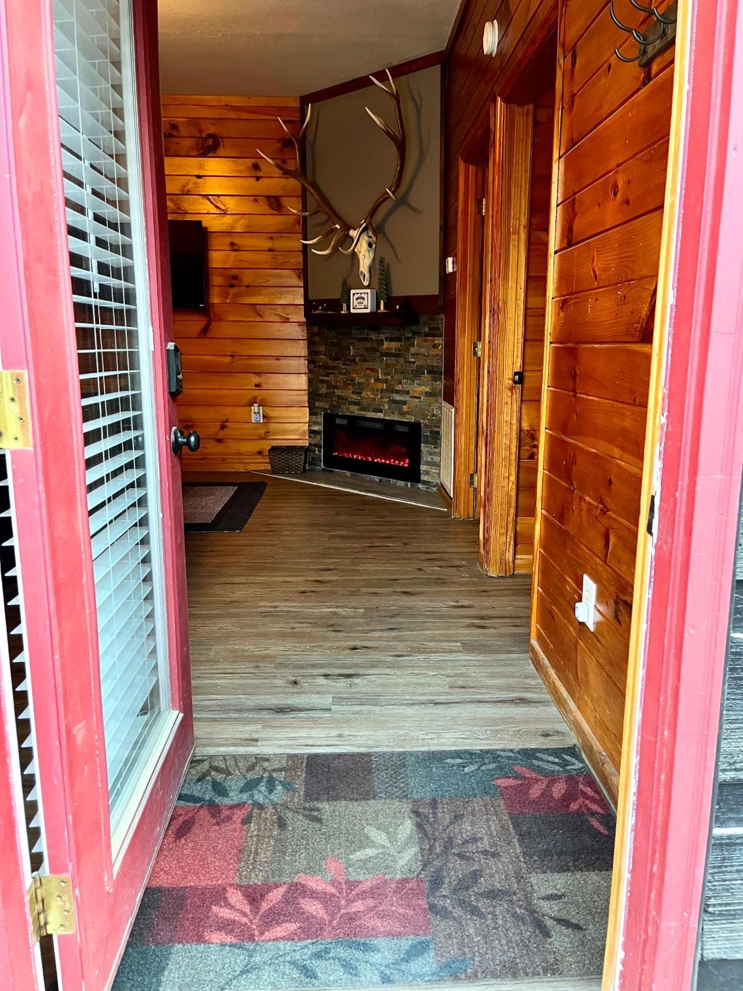 Smores Retreat - Minutes From Pf Parkway! Hot Tub And Fire Pit! * Pigeon Forge