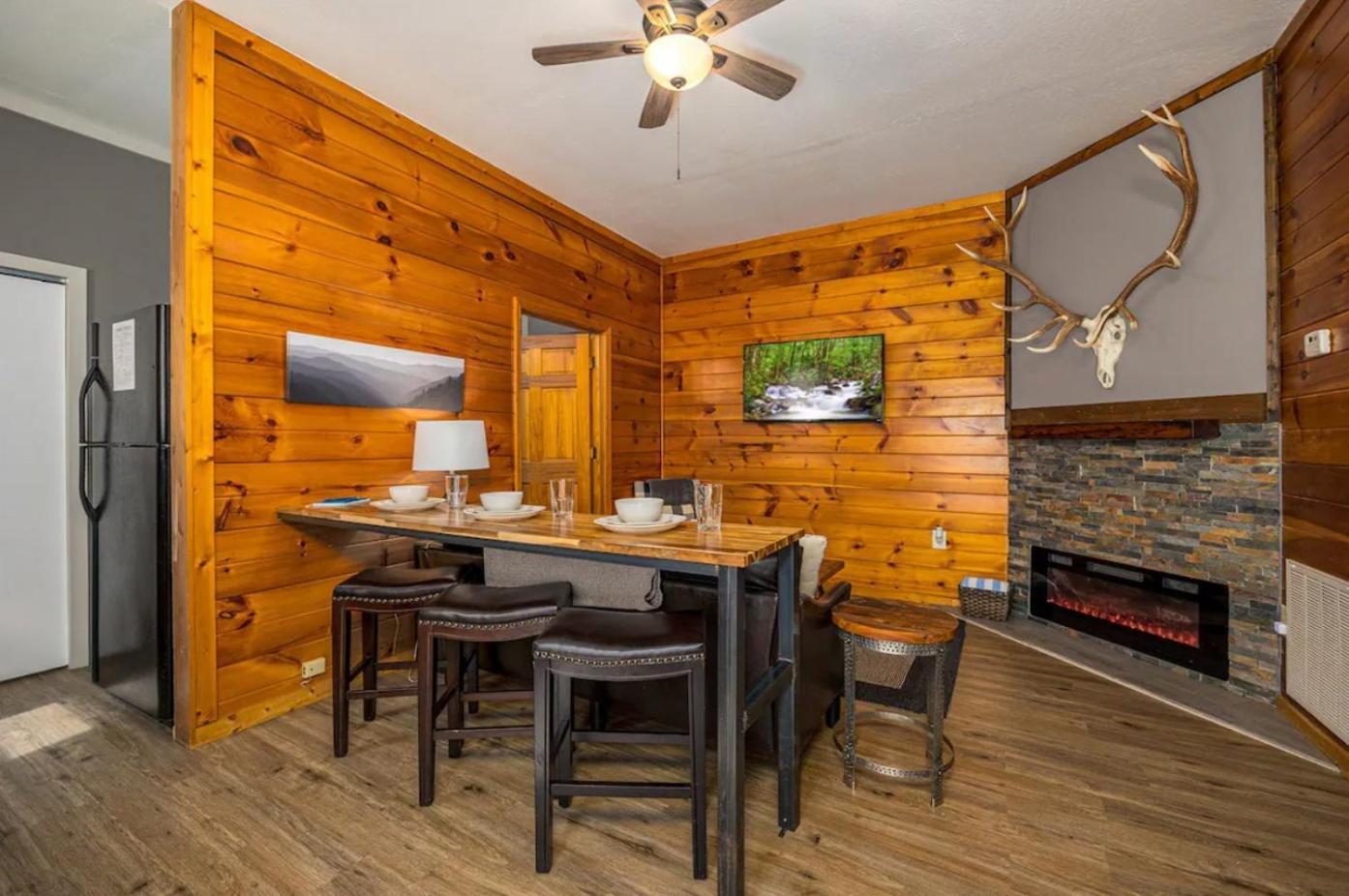 Holiday home Smores Retreat - Minutes From Pf Parkway! Hot Tub And Fire Pit! *