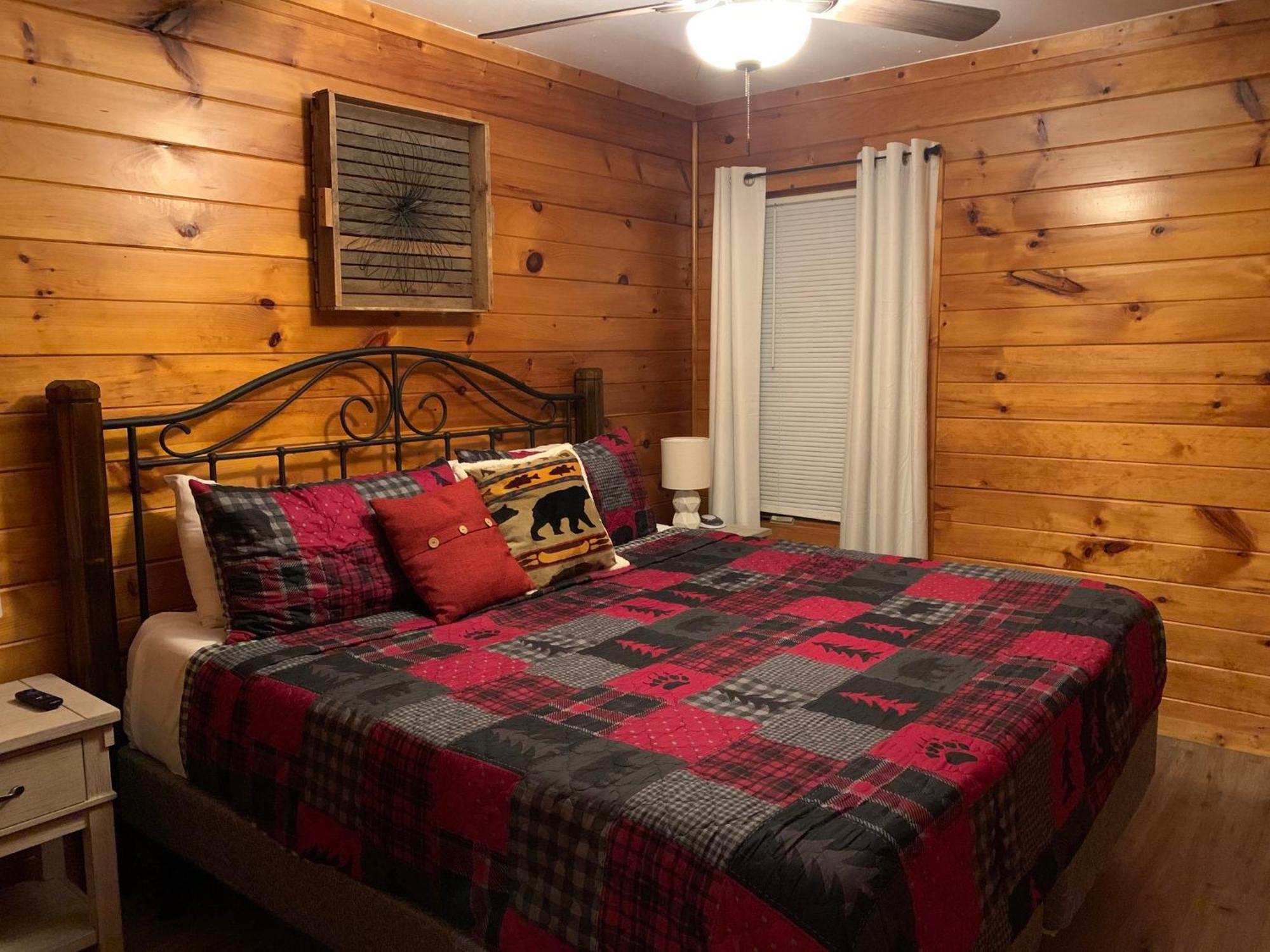 Smores Retreat - Minutes From Pf Parkway! Hot Tub And Fire Pit! Pigeon Forge