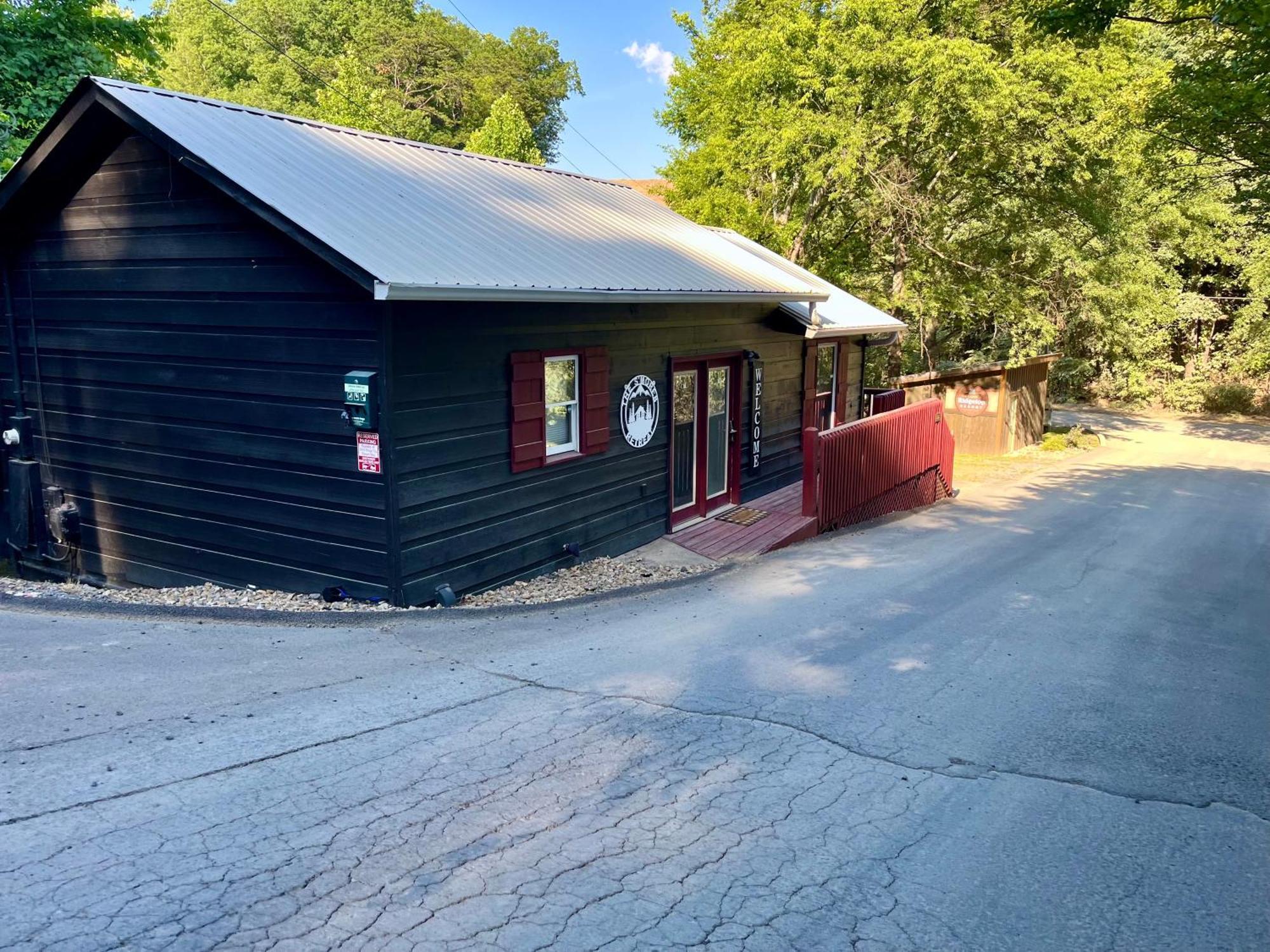 Smores Retreat - Minutes From Pf Parkway! Hot Tub And Fire Pit! Holiday home Pigeon Forge