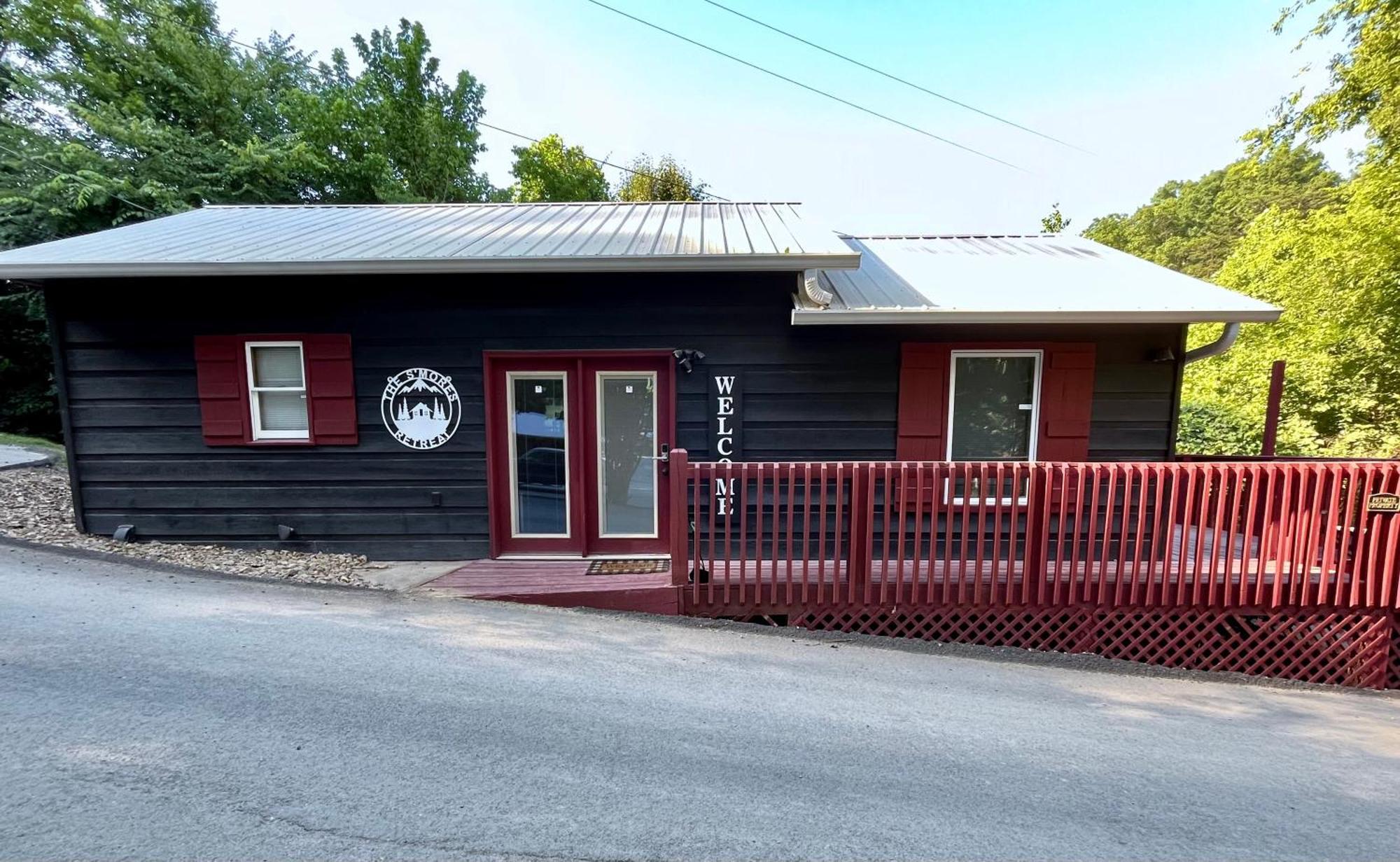 Smores Retreat - Minutes From Pf Parkway! Hot Tub And Fire Pit! Holiday home *
