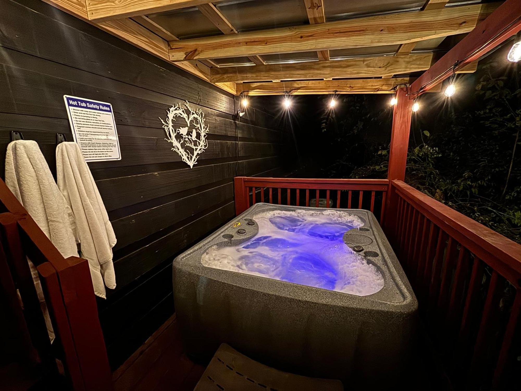 Smores Retreat - Minutes From Pf Parkway! Hot Tub And Fire Pit! Holiday home Pigeon Forge